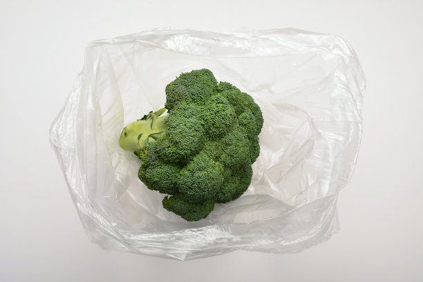 新鲜的西兰花装在塑料购物袋里图片下载