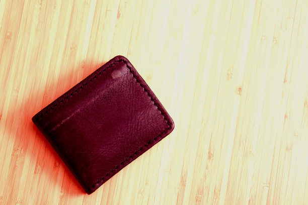 新的黑色真皮钱包与钞票。图片下载