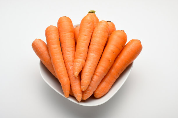 新鲜的胡萝卜放在碗里图片下载