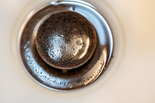 选择性地关注一个开放的青铜水槽排水管。图片下载