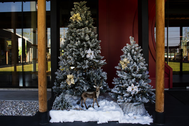 模型玩具驯鹿或北美驯鹿和圣诞树室内装饰家具在户外露台咖啡馆的泰国人旅游参观圣诞节在Chachoengsao，泰国图片下载