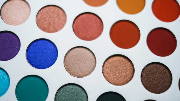选择重点眼影调色板与各种颜色的珍珠和哑光特写图片下载