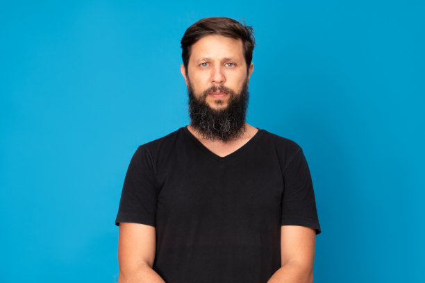 蓝色背景下的男人肖像图片下载