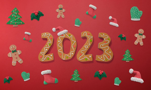2023年用橡皮泥手工制作的姜饼曲奇，红色渐变背景上环绕着圣诞人物。新年贺卡概念图片下载