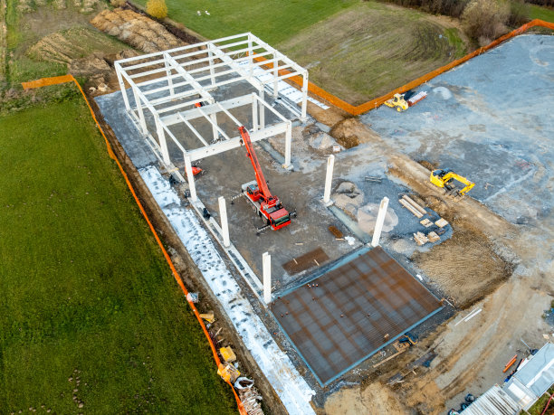 正在施工的预制混凝土骨架框架建筑，建筑现场，鸟瞰图图片下载