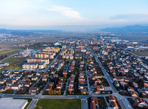 小区内有公寓楼和住宅航拍照片图片下载