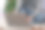 男人拿着笔记本电脑工作，远程学习2023年，圣诞节。背景圣诞树上戴圣诞帽的人，花环，礼物。远程工作。网络冲浪。男人在网上庆祝节日。图片下载