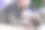 一名男子用笔记本电脑和信用卡为新年和圣诞节购买礼物。一名戴着圣诞帽的男子站在圣诞树的背景上，手里拿着笔记本电脑，还有花环和礼物。来自骗子的网络安全。图片下载