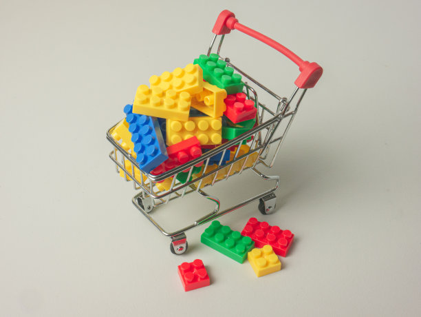 超市购物车里的益智塑料盒，适合孩子或教育概念图片下载