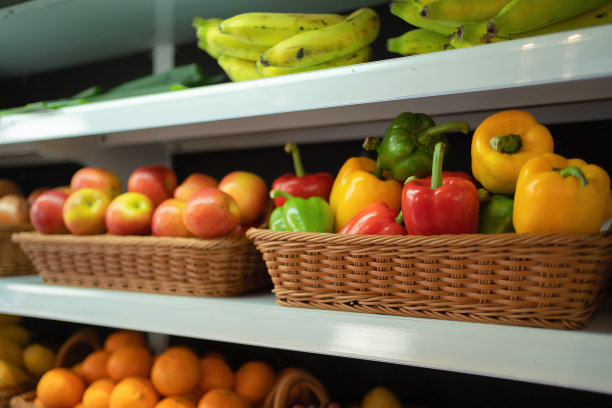 超市或小型零售商店和食品杂货产品。购买食物。人们的生活方式。业务服务。图片下载