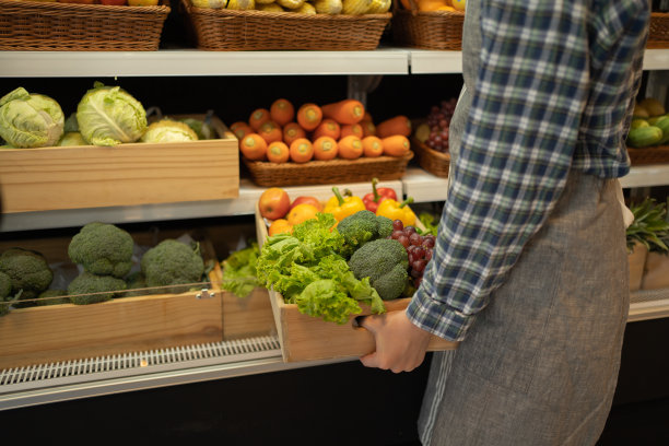 在超市或小超市零售商店工作的工人和食品杂货产品。购买食物。人们的生活方式。业务服务。职员图片下载