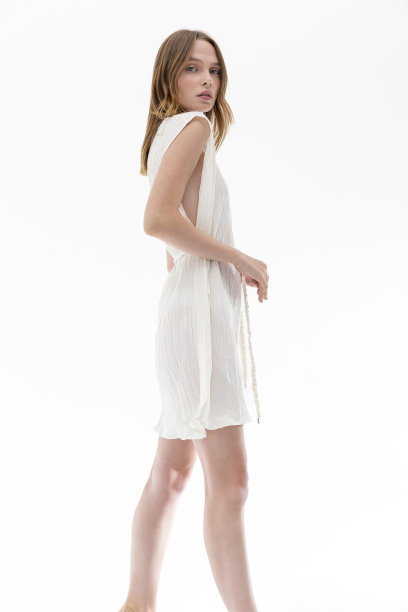 金发雀斑女孩在一个白色的背景穿着丝绸或亚麻连衣裙与白色长裙。图片下载