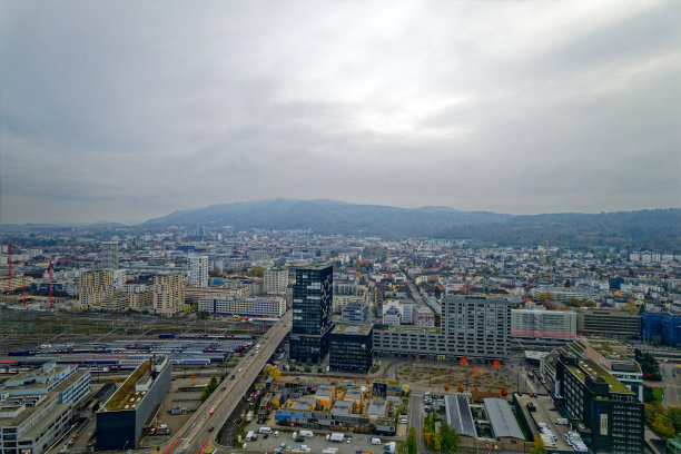 Aerial view of City of Zürich with skyline and panoramic view on a gray and cloudy late afternoon.图片下载