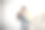 女学生在大学楼前的公园里图片下载