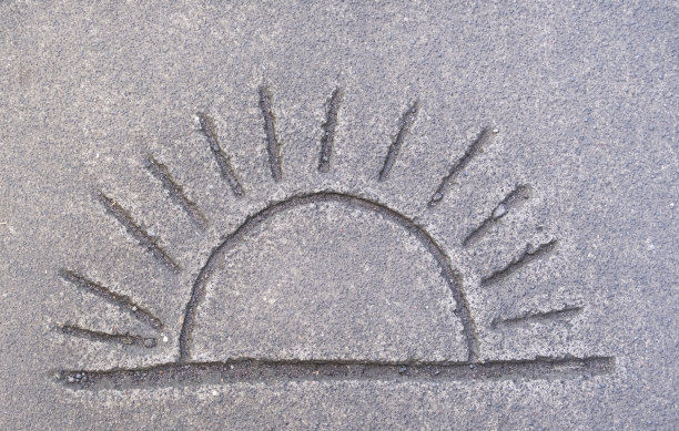 简单的孩子像画的阳光符号烙印在混凝土路面背景纹理图片下载