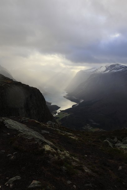 阳光照进挪威洛恩附近的洛瓦特内特湖图片下载