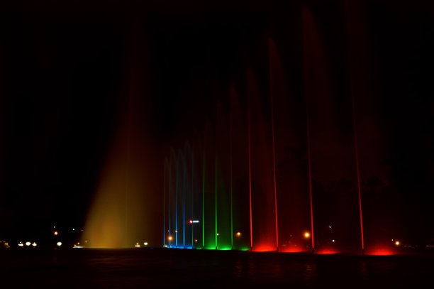 在秘鲁利马，五彩缤纷的喷泉和夜晚的灯光在神奇的水圈中展示图片下载