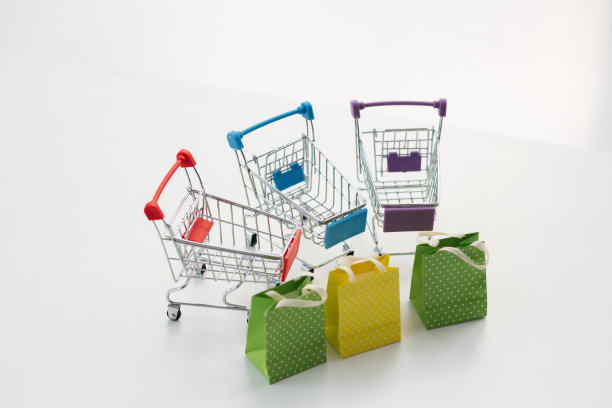 空顶视图迷你购物车或手推车购物白色背景，概念购物在超市。图片下载