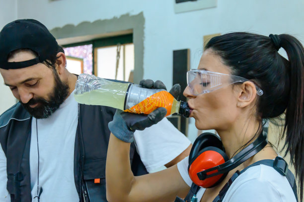 一群同事在木工车间休息。图片下载