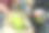 一个木匠在同事的协助下在车间工作的特写照片。图片下载