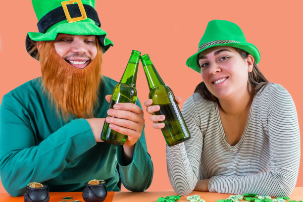 特写的一个男人和一个女孩有乐趣碰杯啤酒图片下载