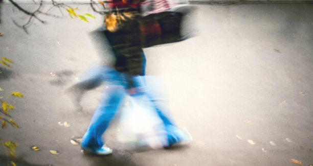 都市的人们在秋天的大街上，运动图片下载