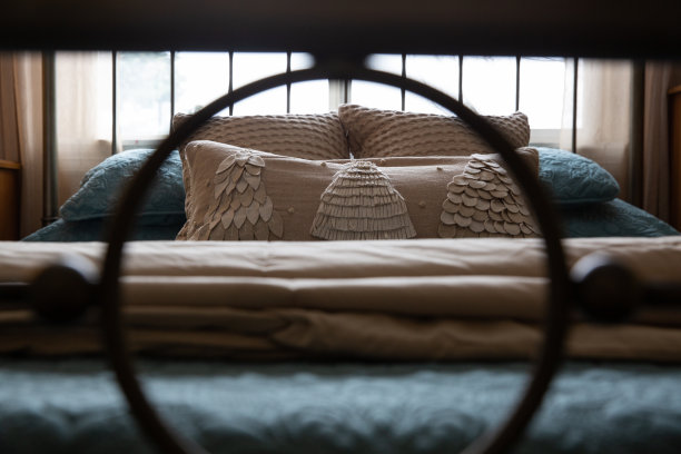 透过床架看到一张舒适的床。图片下载