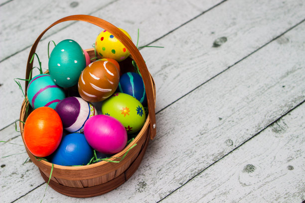 篮子里有彩色的复活节彩蛋图片下载