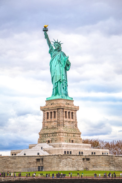 自由岛上的纽约自由女神像图片下载