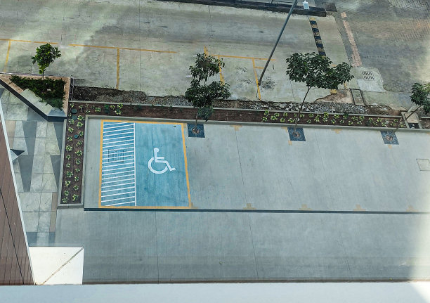 残疾人车位俯视图，选择性聚焦使用图片下载