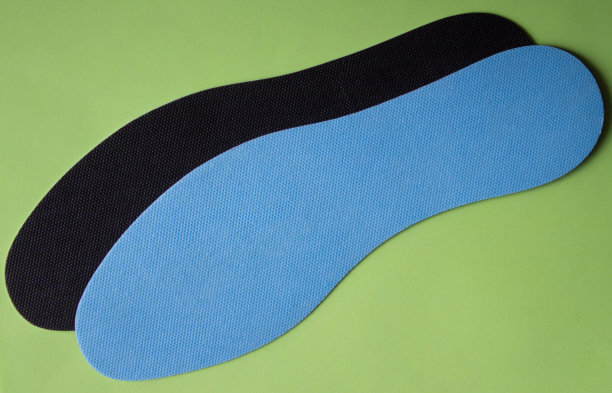 鞋垫为鞋上的绿色背景。前视图。图片下载