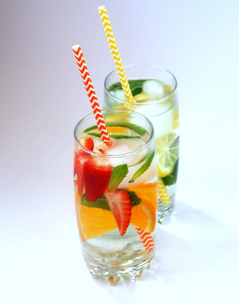 水果排毒水装在带有吸管的杯子里图片下载