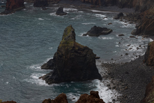 从马德拉岛的米拉杜罗达蓬塔罗斯托俯瞰红色的火山悬崖，大西洋的海浪汹涌而来。图片下载