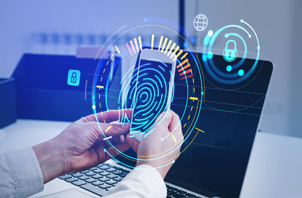 商人带着智能手机和笔记本电脑，屏幕上有指纹全息图图片下载