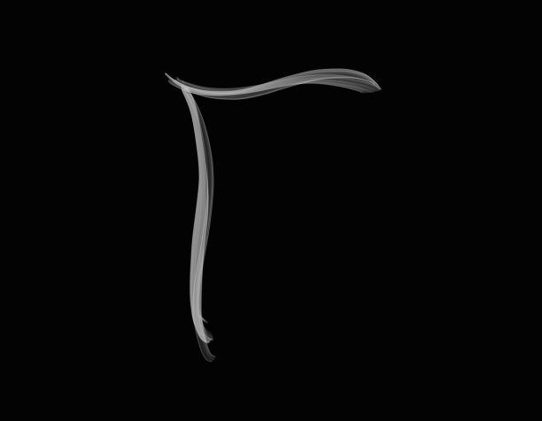 真实的烟雾形状与大写字母伽玛蔓延在黑暗的背景图片下载