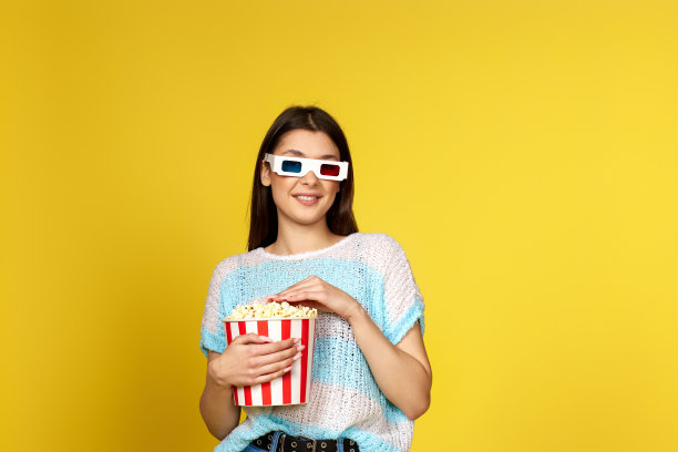 女孩看电影电影，抱着一桶爆米花图片下载