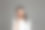 戴着耳机的友好微笑的女子正在网上咨询客户。图片下载