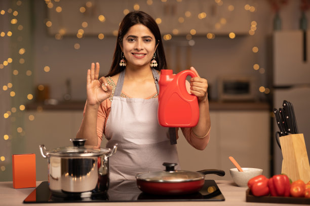快乐的女人享受做饭在厨房，股票照片图片下载