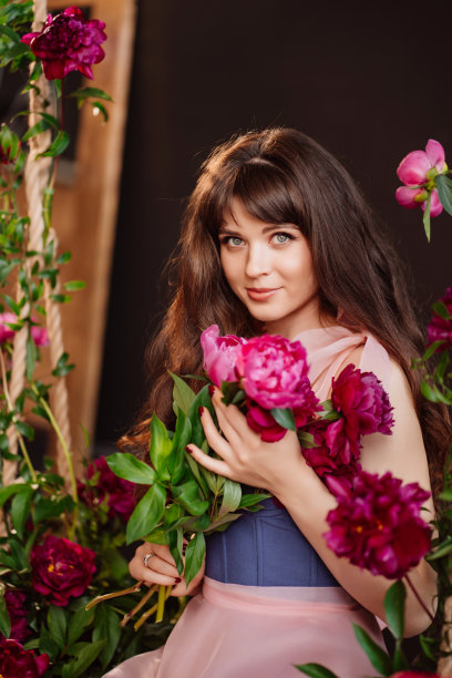 难以置信。牡丹花中一个美丽温柔的女人。女性的美。图片下载