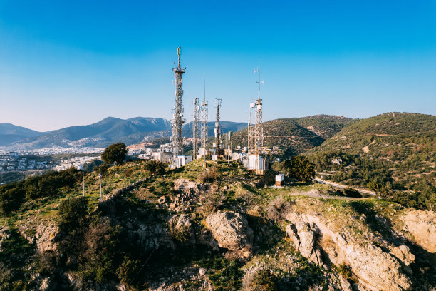 无人机查看移动电话基站和发射机图片下载