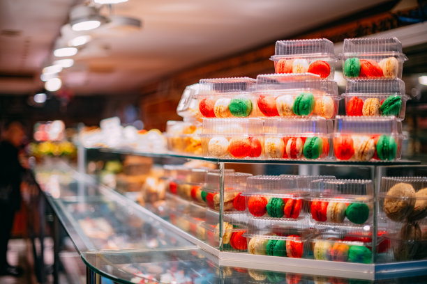 蛋糕柜台上五颜六色的甜点图片下载