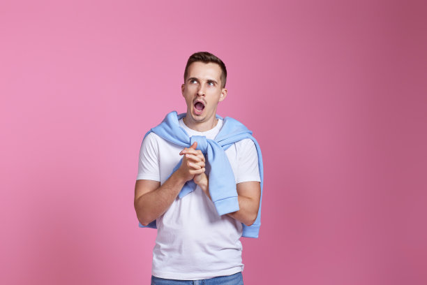 穿白t恤和蓝运动衫的年轻人图片下载