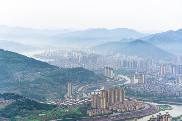 雾中的山城在河边图片下载