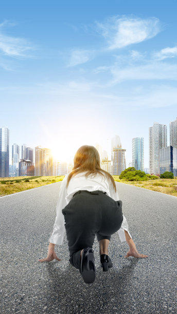 后视图的亚洲女商人在开始位置准备跑图片下载