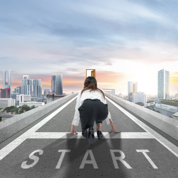 后视图的亚洲女商人在开始位置准备跑图片下载