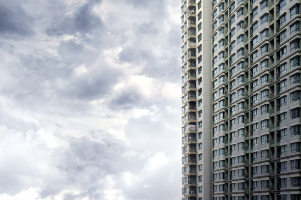 住宅楼和暴风雨的天空图片下载
