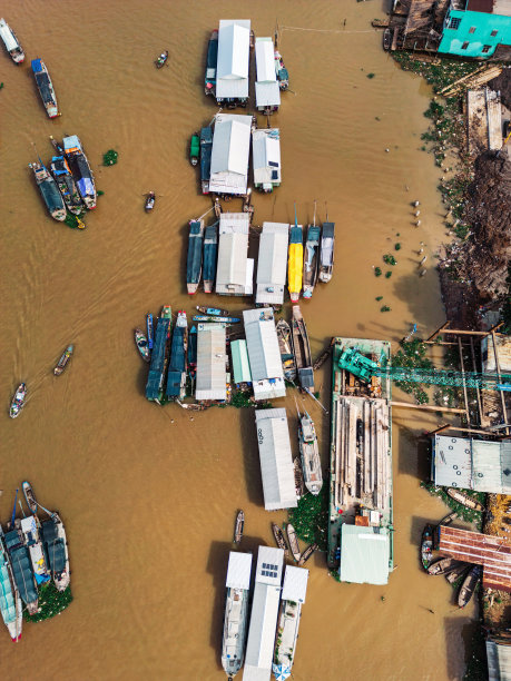 越南芹苴市浮动市场上商人船只的俯视图图片下载