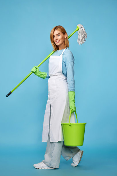 戴着绿色橡胶手套的女人拿着拖把和水桶图片下载