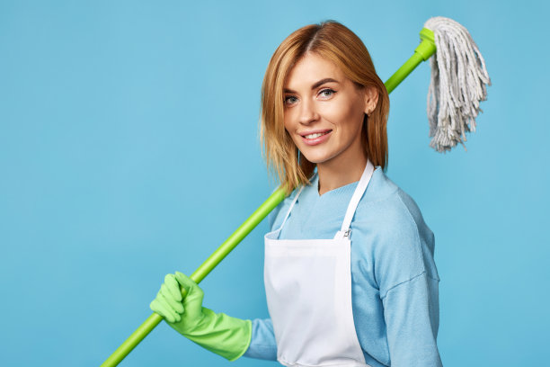 戴着橡胶手套的女人拿着拖把和水桶图片下载