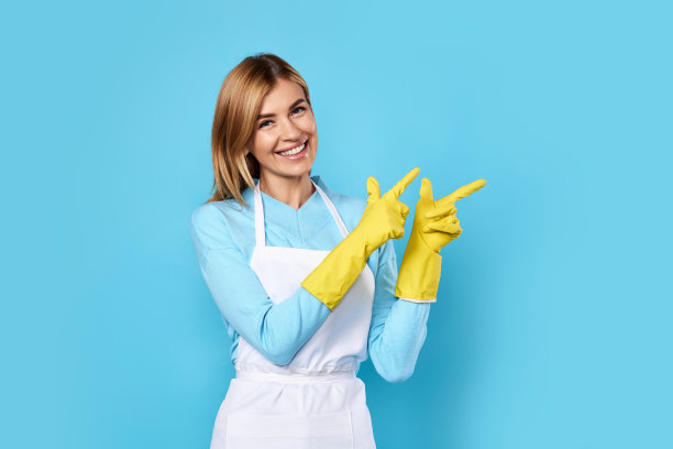 戴手套的女人指着复印区图片下载